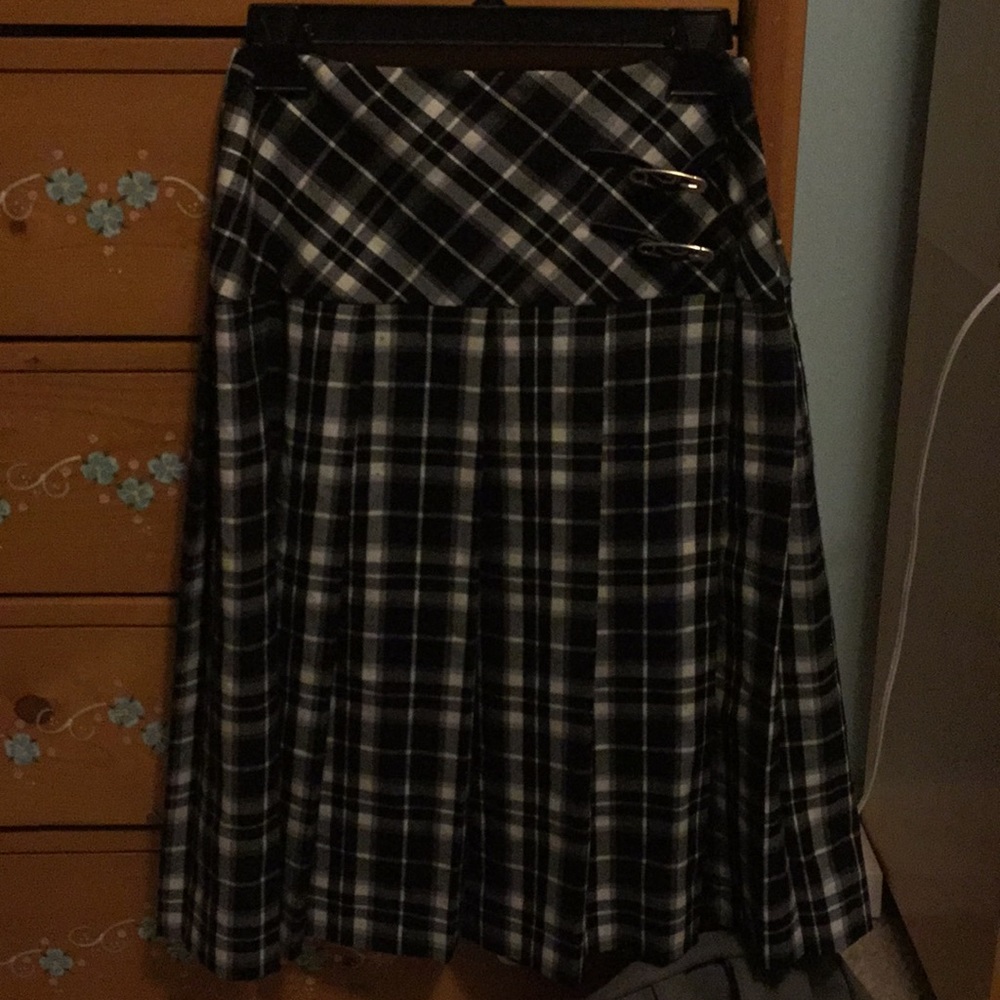 BLACK AND WHITE PLAID PLEATED SKIRT